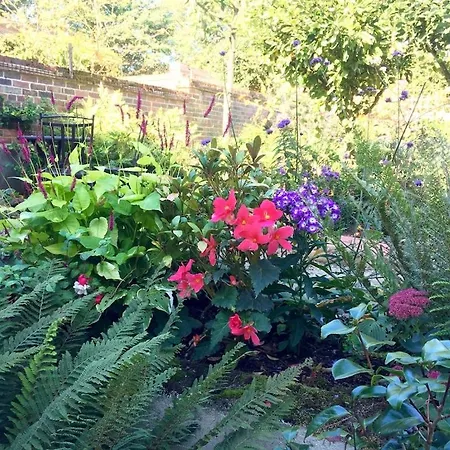 Middle - Delightful Situated In The Grounds Of Hall, Near Filey, Tatil Evi Hunmanby